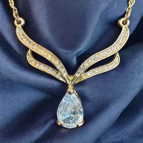 Elegant Vintage Avon Gold Tone Crystal Teardrop Pendant Necklace - Picture 1 of 10